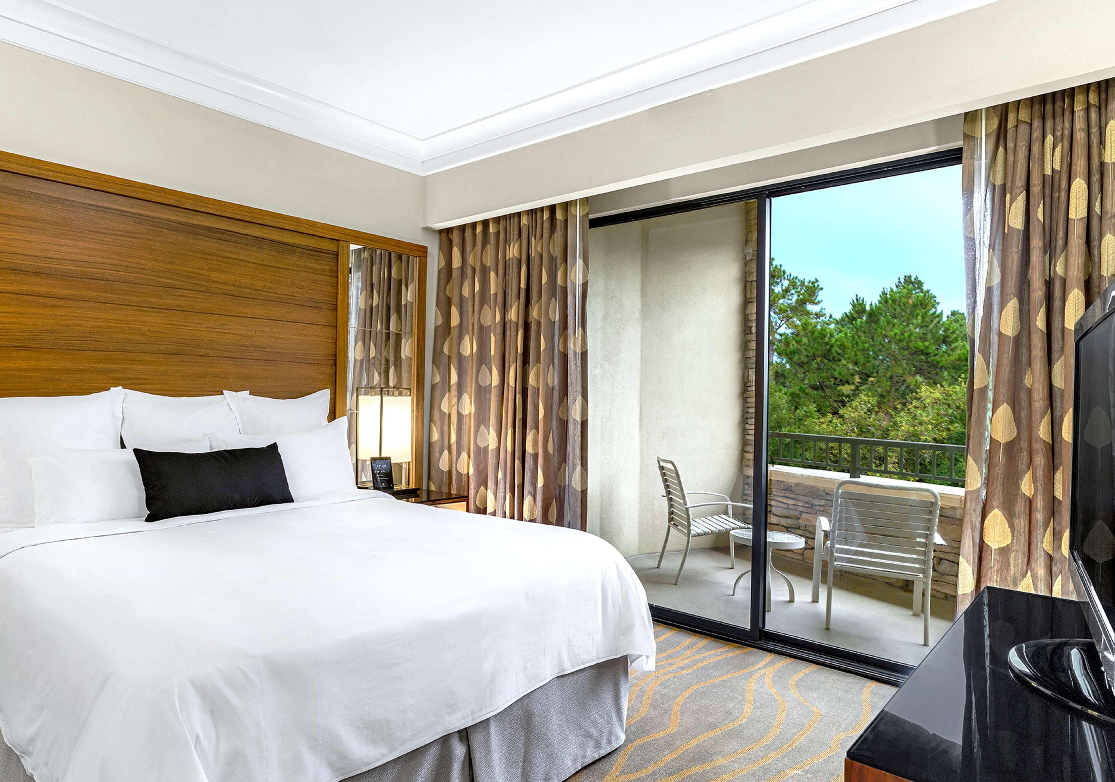 Resort Resort, Curio Collection By Hilton The Woodlands